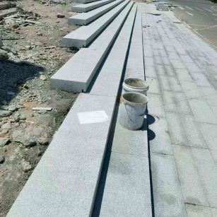 双鸭山 芝麻白整石台阶，施工现场