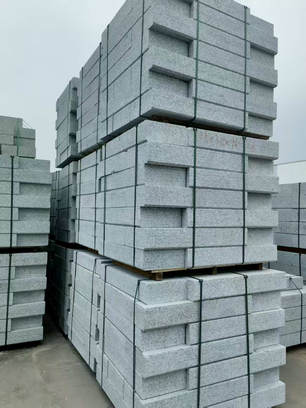 双鸭山 路沿石，板板正正的路沿石