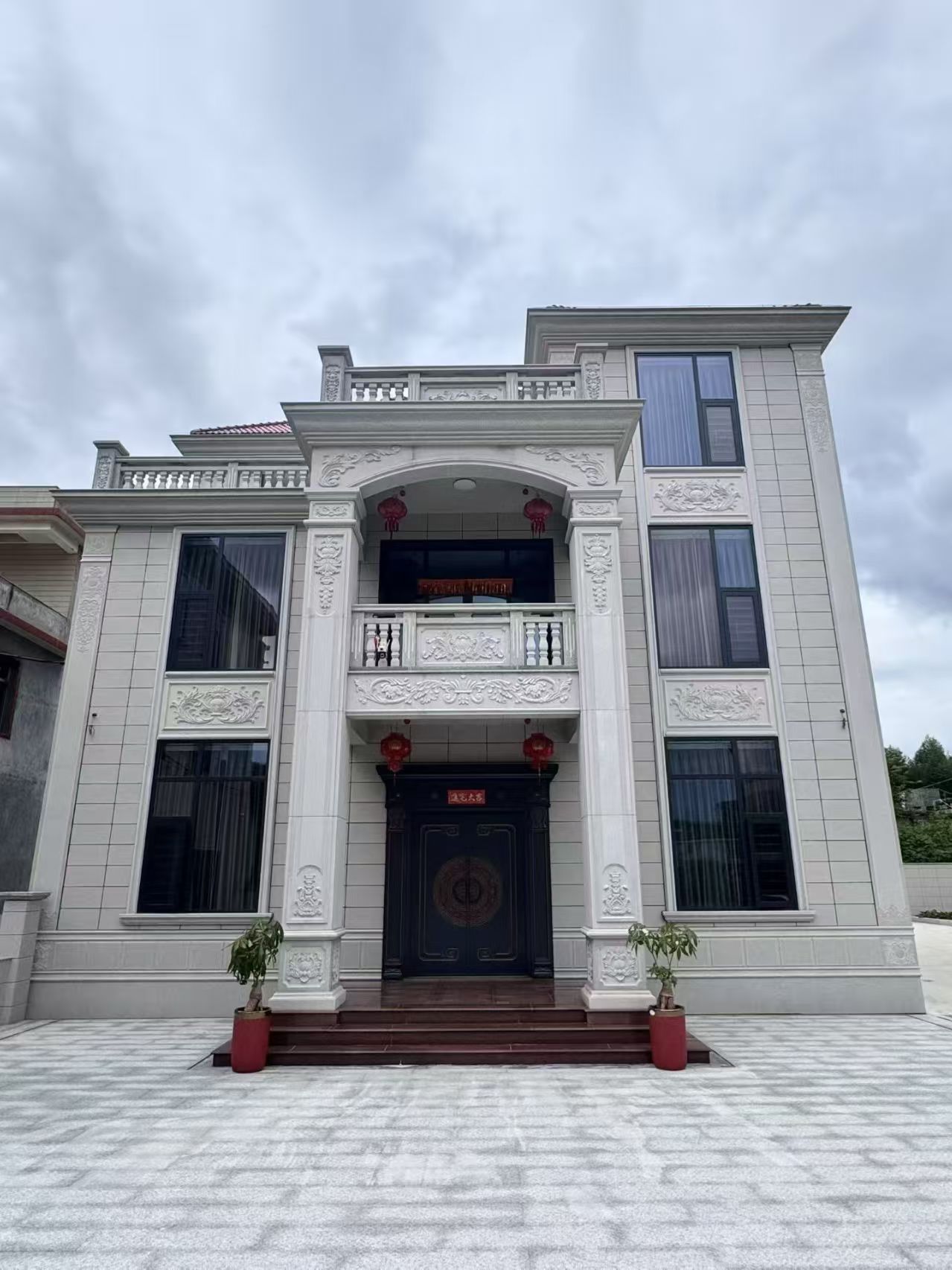 双鸭山 芝麻白石材别墅干挂案例展示