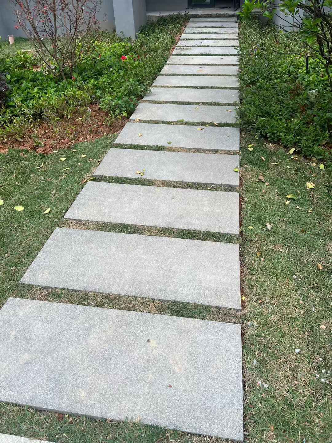 双鸭山 芝麻黑小区踏步、汀步石铺装效果