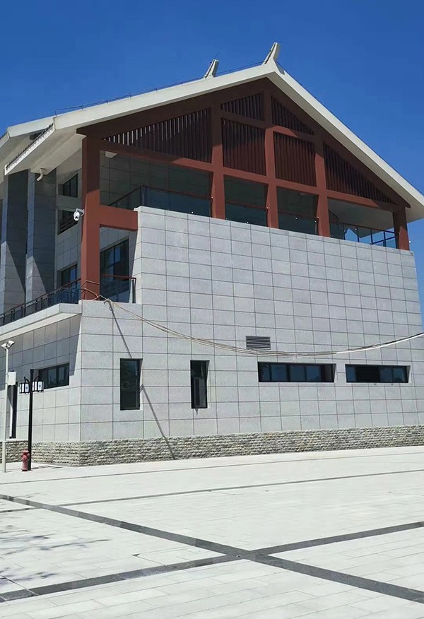 双鸭山芝麻灰花岗岩在景区地面及墙壁的应用