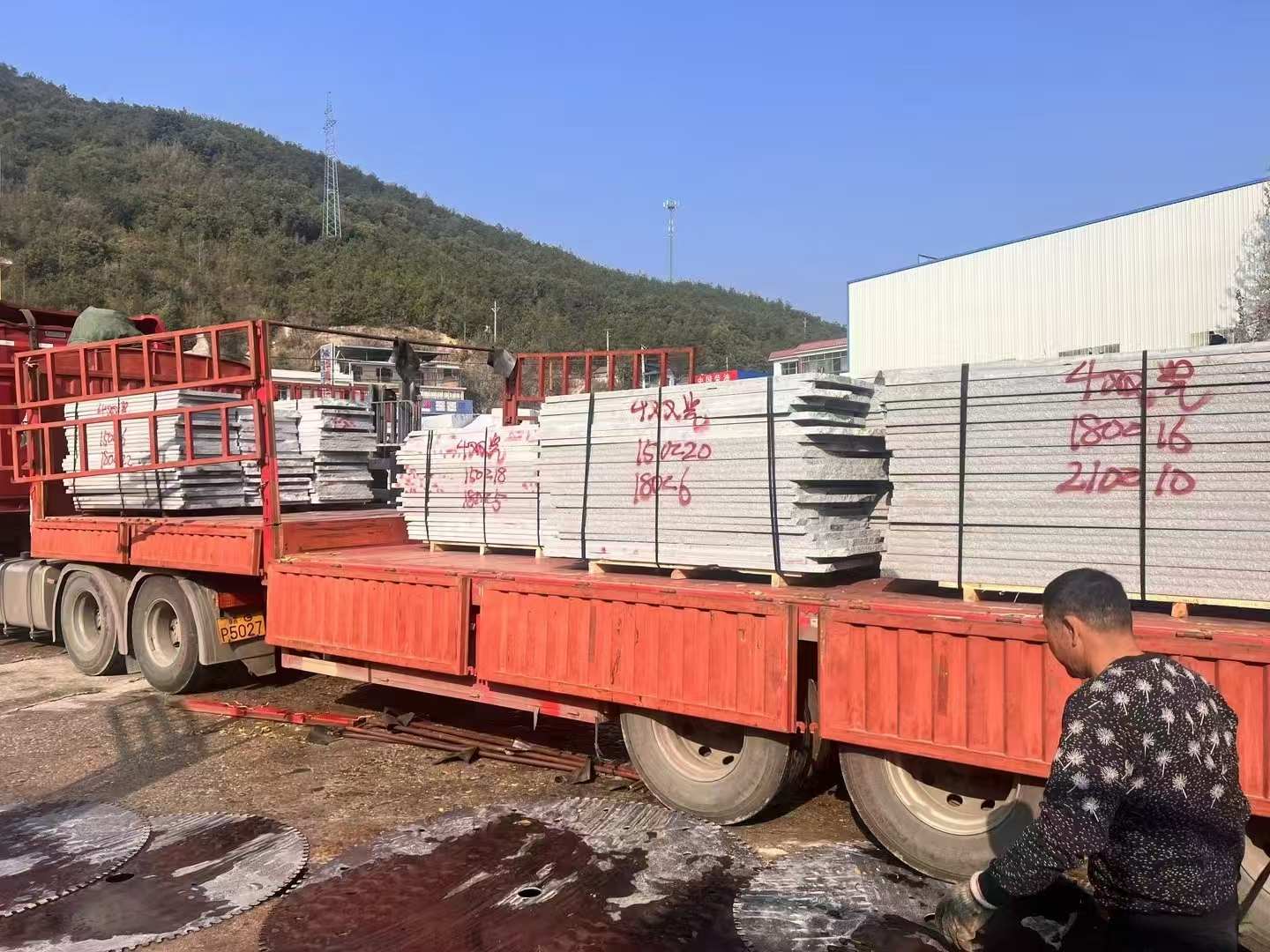 双鸭山 芝麻灰花岗岩光面毛板出货日常