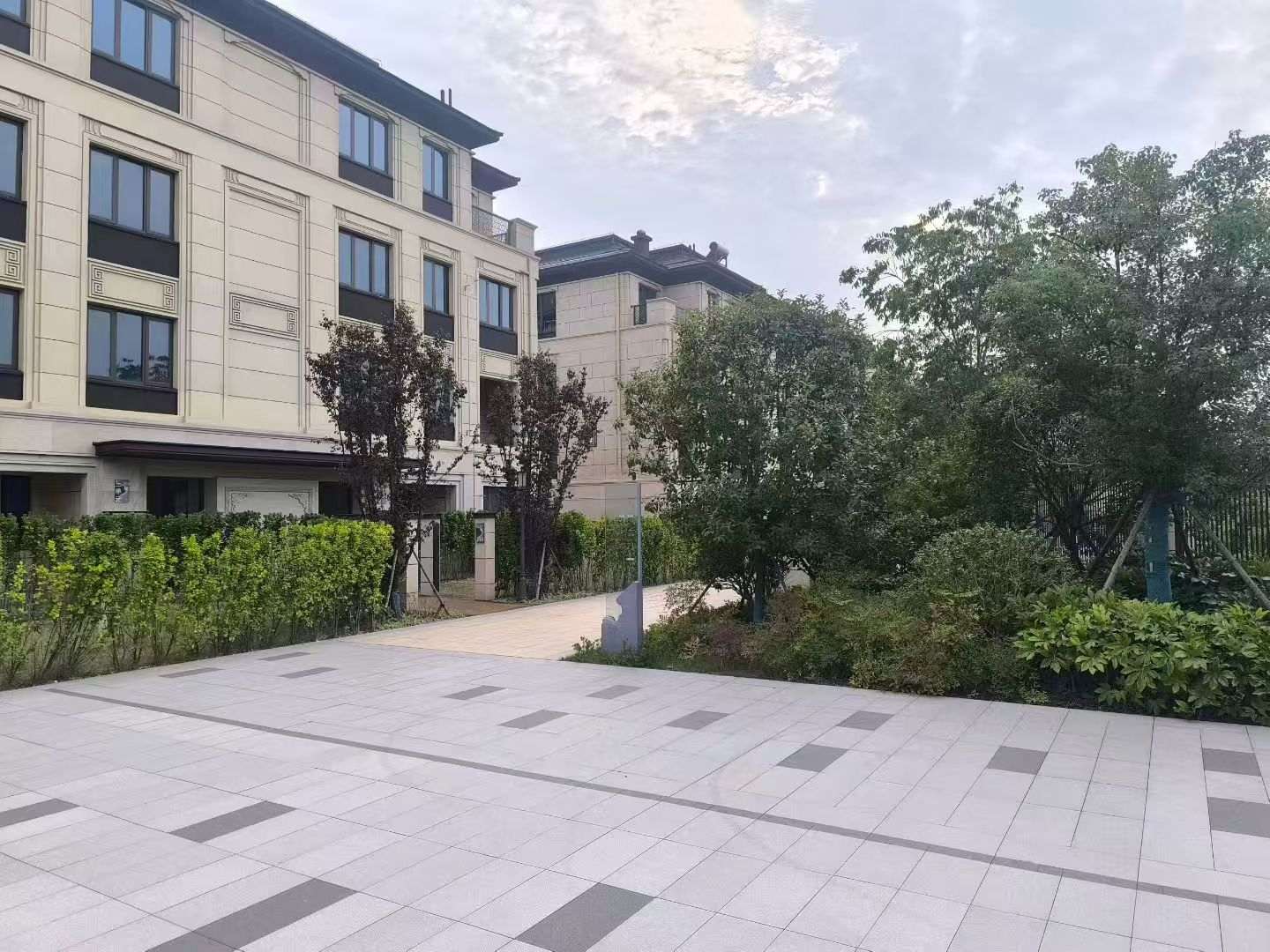 双鸭山 芝麻白与芝麻白搭配铺装，尺寸1200*600