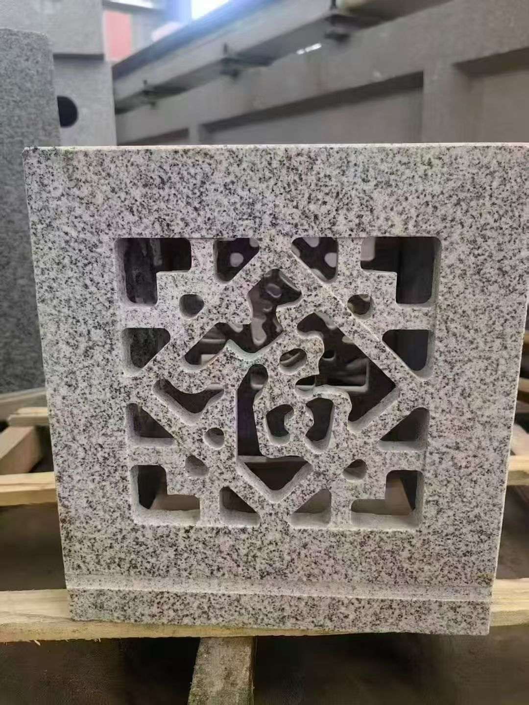 双鸭山 芝麻白花岗岩镂空雕花灯笼